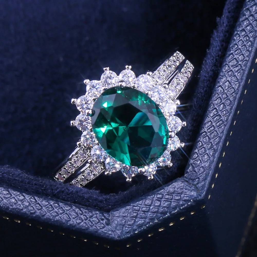✨Vintage Emerald Ring✨ - Picture 2 of 7